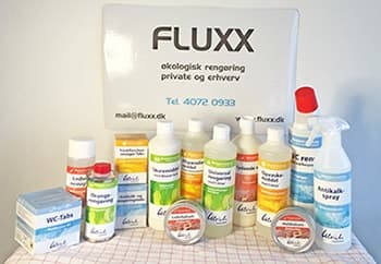Naturvenlige rengøringsmidler på bord med fluxx logo over
