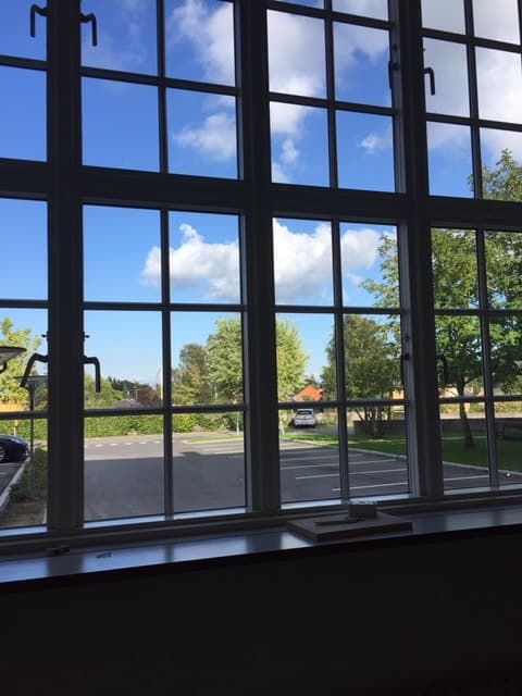 vindue med udsigt over parkeringsplads